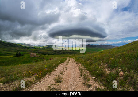 Seltsame ringförmige Wolke über dem Dorf Stockfoto