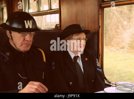Krieg gegen die Linie Reenactment Veranstaltung auf Brunnenkresse-Linie, Alresford, Mann und Frau im Warden Hüte, Mitte Hants Eisenbahn, Hampshire England, uk Stockfoto