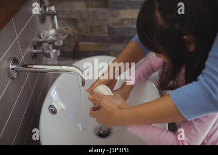 Mutter und Tochter Händewaschen im Badezimmer Waschbecken zu Hause Stockfoto