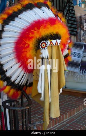 Kopfschmuck aus indianischer Feder in einem Einkaufsviertel Stockfoto