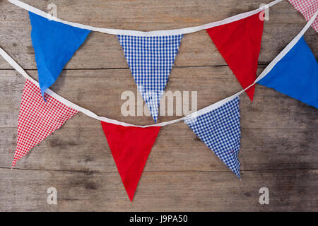 Bunting-Fahnen auf Holztisch mit 4. Juli Thema angeordnet Stockfoto