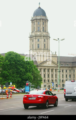 Berlin, Deutschland - 21. Juni 2016: Verkehr auf der Spandauer Straße auf dem Molke-Markt vor dem alten Rathaus am 21. Juni 2016 in Berlin. Stockfoto