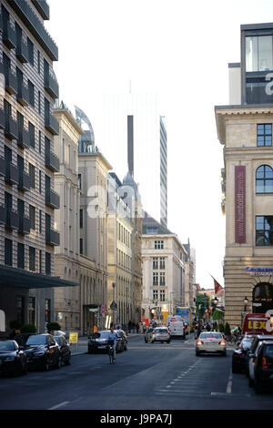 Berlin, Deutschland - 21. Juni 2016: Verkehr auf der Potsdamer Straße am Leipziger Platz mit verschiedenen Geschäften und Restaurants am 21. Juni 2016 in Berlin. Stockfoto