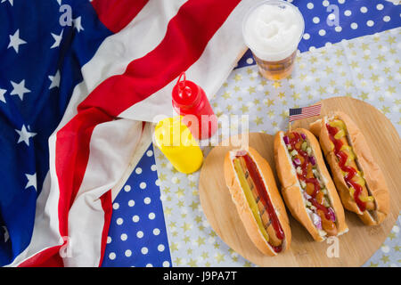 Burger auf Herz Form Holzbrett mit 4. Juli Thema angeordnet Stockfoto