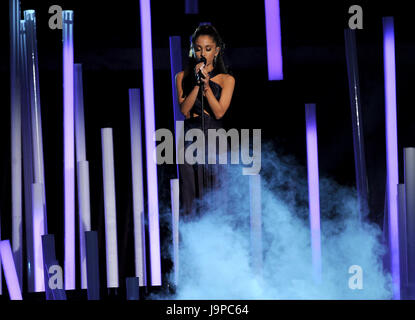 LOS ANGELES, CA - 8. Februar: Ariana Grande führt auf der Bühne auf der 57th Annual Grammy Awards im Staples Center am 8. Februar 2015 in Los Angeles, Kalifornien. Bildnachweis: PGFM/MediaPunch Stockfoto