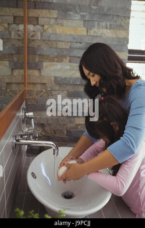 Mutter und Tochter Händewaschen im Badezimmer Waschbecken zu Hause Stockfoto