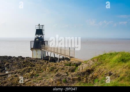 Akku-Point-Leuchtturm mit Blick auf die Severn Mündung bei Portishead, North Somerset, England. Stockfoto