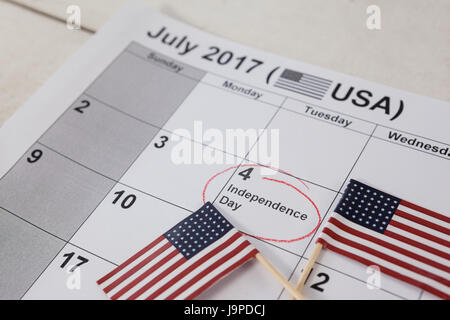 Nahaufnahme des amerikanischen Flaggen mit dem vierten Juli Kalender Stockfoto