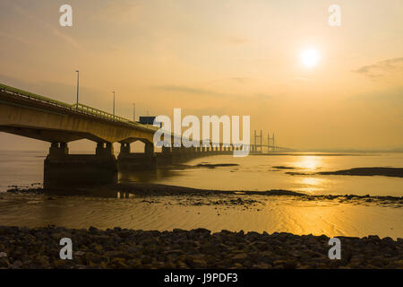 Die Prince of Wales Bridge (früher bekannt als die zweite Severn Crossing) bei einem trüben Sonnenuntergang über der Severn Mündung von Severn Beach, Gloucestershire, England. Stockfoto