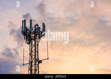 Eine mobile (oder Handy) Telefon base Transceiver Station Antennengruppe bei Aust, Gloucestershire, England. Stockfoto