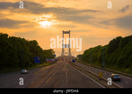 Die Severn Bridge Autobahn M48 Übertrag der Severn Mündung nach Wales in Aust, Gloucestershire, England. Stockfoto