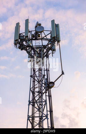 Eine mobile (oder Handy) Telefon base Transceiver Station Antennengruppe bei Aust, Gloucestershire, England. Stockfoto