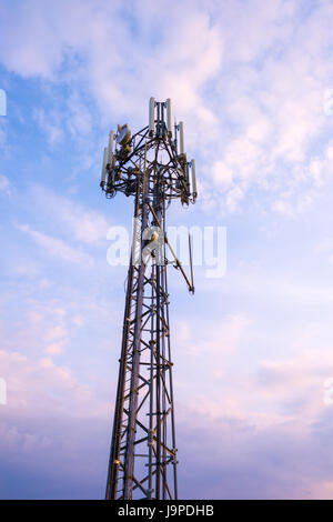 Eine mobile (oder Handy) Telefon base Transceiver Station Antennengruppe bei Aust, Gloucestershire, England. Stockfoto