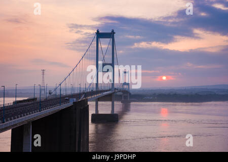 Die Severn Bridge Autobahn M48 Übertrag der Severn Mündung nach Wales in Aust, Gloucestershire, England. Stockfoto