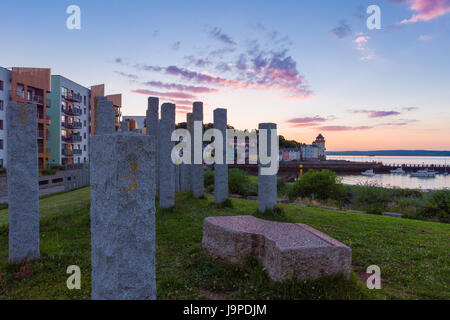 Die Full Fathom fünf Seeleute Memorial Skulptur des Künstlers Michael Dan Archer am Eingang zum Portishead Quays Marina, Portishead, Somerset, England. Stockfoto