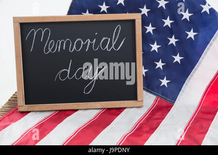 Amerikanische Flagge und Schiefer mit Text Memorial Day am Holztisch Stockfoto