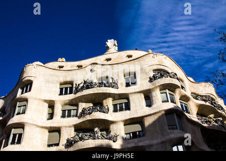 Casa Mila, im Volksmund La Pedrera, ist einem modernistischen Gebäude von Gaudi bemerkenswert für seinen wellenförmigen Fassade & Verdrehen schmiedeeisernen Balkons. Stockfoto