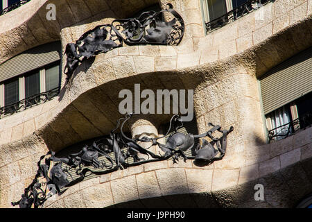 Casa Mila, im Volksmund La Pedrera, ist einem modernistischen Gebäude von Gaudi bemerkenswert für seinen wellenförmigen Fassade & Verdrehen schmiedeeisernen Balkons. Stockfoto