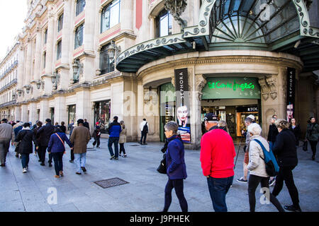 Portal de l'Angel" ist eine beliebte Fußgängerzone/Einkaufsstraße im Eixample Viertel von Barcelona. Spanien. Stockfoto