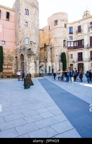 Reste des 4. Jahrhunderts römische Türme, die einst die Stadt bewachten Eingang an der Placa Nova, in der Nähe der Kathedrale in Barcelona, Spanien gesehen werden kann. Stockfoto