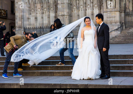 Eine Asiatische paar Posen für Fotos Hochzeit vor der Kathedrale von Barcelona, Barcelona, Spanien. Stockfoto