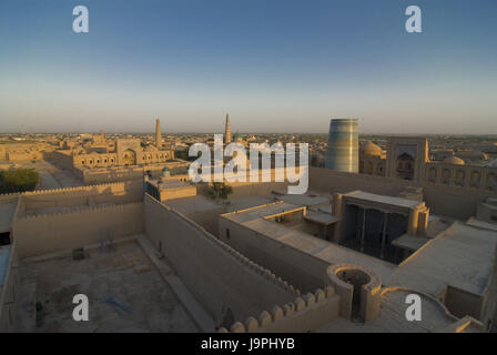 Blick auf die Moscheen und Medressas in der Festung Ichon Qala, Chiwa, Usbekistan, Stockfoto