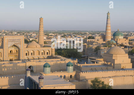 Blick auf die Moscheen und Medressas in der Festung Ichon Qala, Chiwa, Usbekistan, Stockfoto