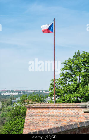 Tschechische Flagge auf Spilberk Schloss, Brünn, Süd-Mähren, Tschechische Republik. Staatlichen Symbol. Stockfoto