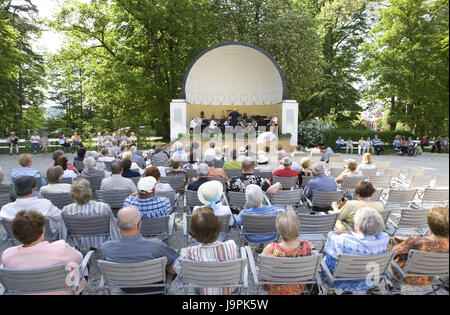 Österreich, Oberösterreich, Bad Sound, Kurpark, Health Resort Konzert, Besucher, Stockfoto