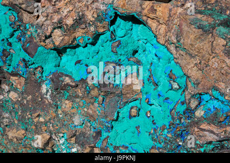 Oracle, Arizona - ein Stein Malachit (grün) und Mineralien Azurit (blau) auf dem Display außerhalb von Biosphäre 2 anzeigen. Beide sind Kupfer-Carbonat Mineralien. Stockfoto