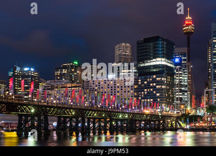 Pyrmont Bridge an der Cockle Bay, Darling Hafen bei Dämmerung. Sydney, NSW, Australien. Stockfoto