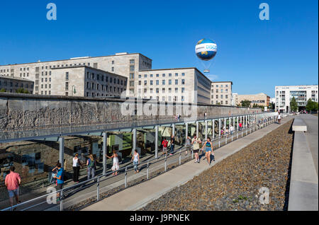 Die Berliner Mauer an der Topographie des Terrors-Museum mit dem Welt-Helium-Ballon in der Ferne, Niederkirchner Straße, Mitte, Berlin, Deutschland Stockfoto