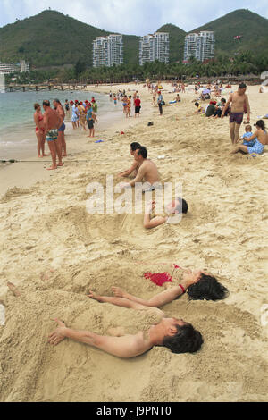 China, Hainan Island, Sanya, Dadonghai Beach Tourist, Sand gegraben, Asien, Ostasien, Ziel, Strand, Sandstrand, Person, Urlauber, Urlaub, Erholung, Strandurlaub, draußen, Gebäude, Architektur, Hochhäuser, Spaß, Hotels, Tourismus, Stockfoto