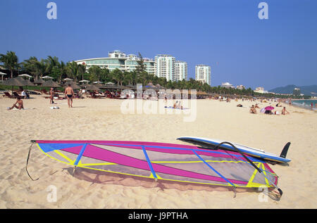 China, Hainan Island, Sanya, Dadonghai Beach, Tourist, Surfbrett, Asien, Ostasien, Ziel, Strand, Sandstrand, Liegestühle, Sonnenschirme, Palmen, Menschen, Urlauber, Urlaub, Ruhe, Strandurlaub, draußen, Gebäude, Architektur, Hotels, Hochhäuser, Stockfoto