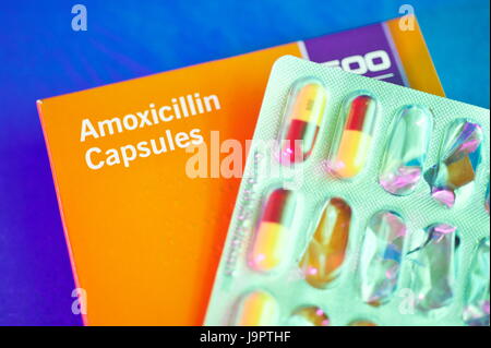 Still-Leben dramatische Beleuchtung von Amoxicillin Tabletten ein-und Pakete für bakterielle Infektionen eingesetzt Stockfoto