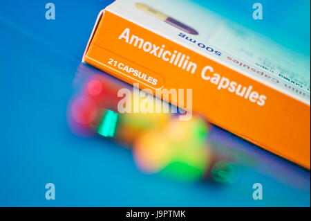 Still-Leben dramatische Beleuchtung von Amoxicillin Tabletten ein-und Pakete für bakterielle Infektionen eingesetzt Stockfoto