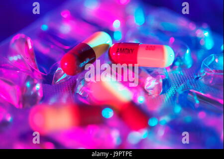 Still-Leben dramatische Beleuchtung von Amoxicillin Tabletten ein-und Pakete für bakterielle Infektionen eingesetzt Stockfoto