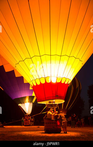 Heiße Luft Nacht Ballonglühen, Nordwestkunst und Air Festival, Holz Linn Park, Albany, Oregon Stockfoto