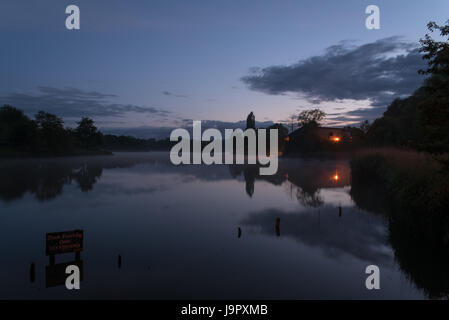 Der Arrow Valle See nachts mit Nebel über dem Wasser Stockfoto