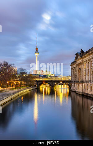 Schöne Aussicht auf die Museumsinsel (Museum Insel) mit berühmten Fernsehturm und Spree entlang in der Dämmerung während der blauen Stunde in der Abenddämmerung, Berlin, Deutschland Stockfoto
