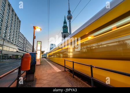 U-Bahn Straßenbahn Bus am Alexanderplatz im zentralen Bezirk Mitte der europäischen Hauptstadt mit Television Tower bekannt als "Fernsehturm" auf Hintergrund Stockfoto