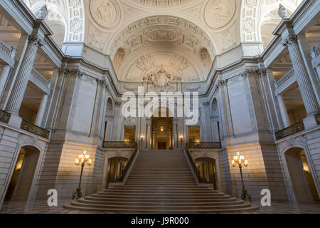 San Francisco, Kalifornien - 1. Juni 2017: San Francisco City Hall. Die Rotunde mit Blick auf die große Treppe und der Tennessee rosa Marmor. Stockfoto