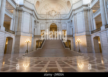 San Francisco, Kalifornien - 1. Juni 2017: San Francisco City Hall. Die Rotunde mit Blick auf die große Treppe und der Tennessee rosa Marmor. Stockfoto