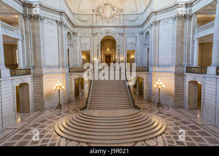 San Francisco, Kalifornien - 1. Juni 2017: San Francisco City Hall. Die Rotunde mit Blick auf die große Treppe und der Tennessee rosa Marmor. Stockfoto