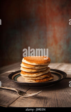 Stapel von Pfannkuchen auf einem Teller Stockfoto