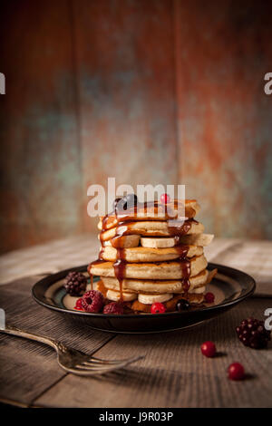 Stapel von Pfannkuchen mit Sauce und Früchten Stockfoto