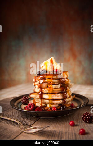 Stapel von Pfannkuchen mit Sauce und Eis Stockfoto