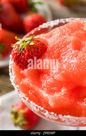 Hausgemachte rote Frozen Strawberry Margarita in einem Glas Stockfoto