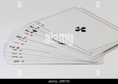 Spielkarten aufgefächert isoliert auf weißem Hintergrund Stockfoto