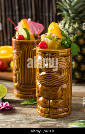 Erfrischende kalte Tiki Drink Cocktails mit Ananas-Kirsche Orange Beilagen Stockfoto